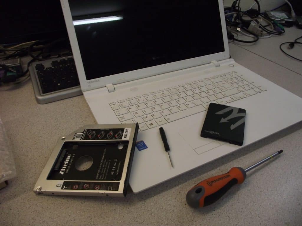 Ajouter un deuxième disque dur dans son ordinateur portable, par Azamos.