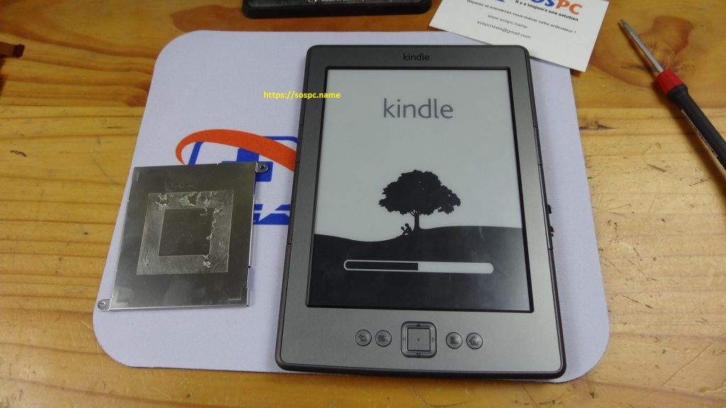 Réparation d'un Kindle d'Amazon : changement de sa batterie.
